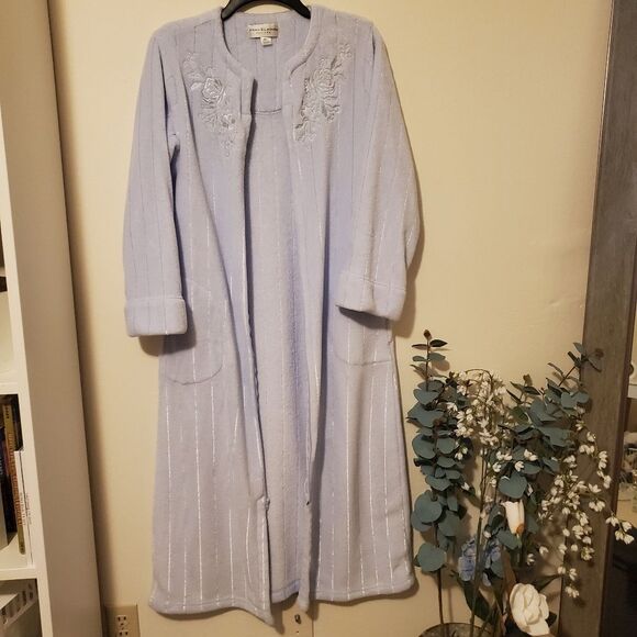 Miss Elaine Lounger Robe - Picture 4 of 9